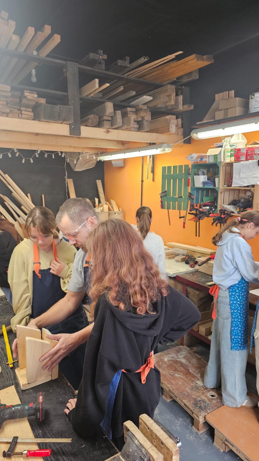 Techniczne i praktyczne zabawy z drewnem – uczniowie klas 5 na warsztatach stolarskich!