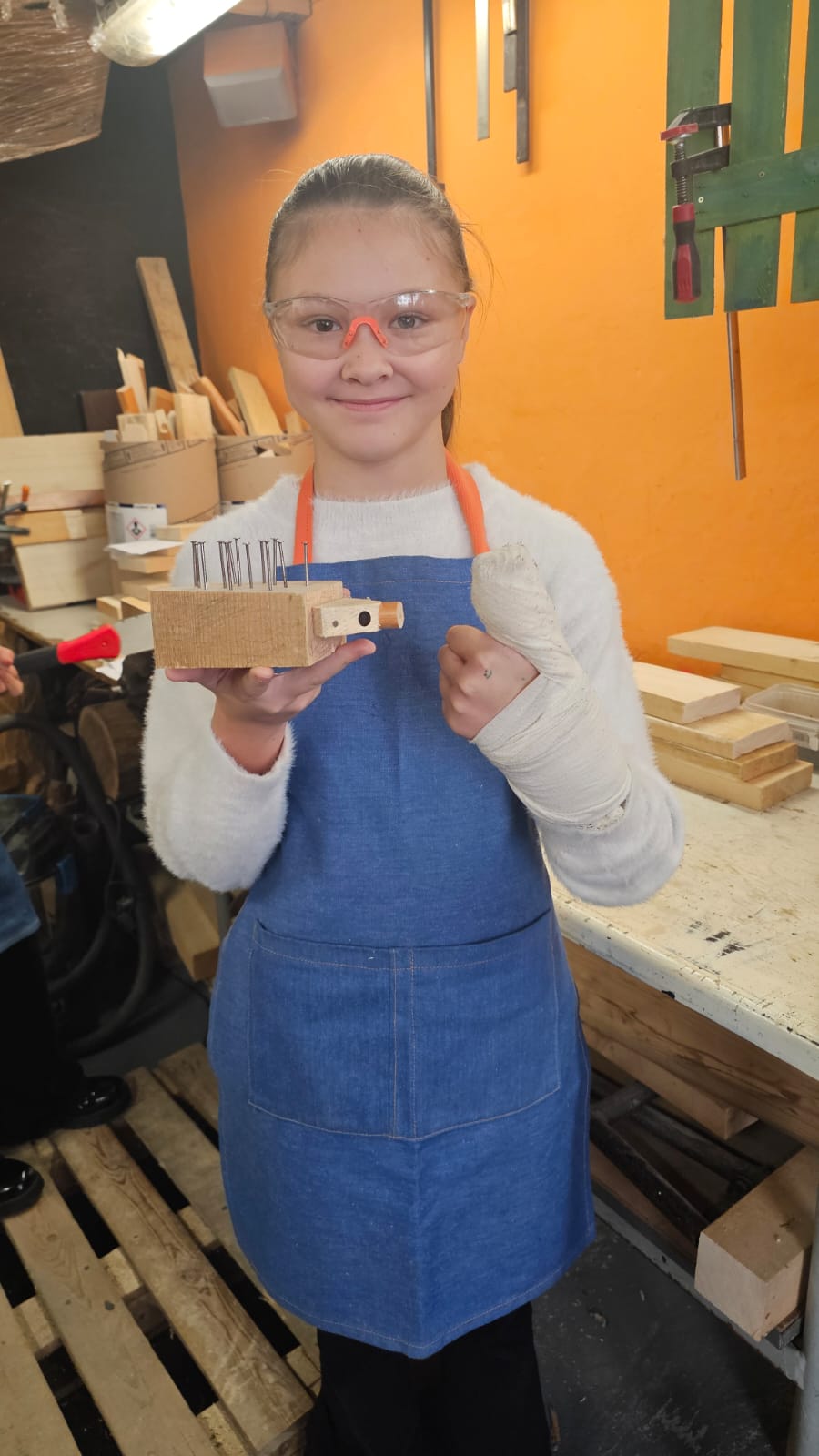 Techniczne i praktyczne zabawy z drewnem – uczniowie klas 5 na warsztatach stolarskich!