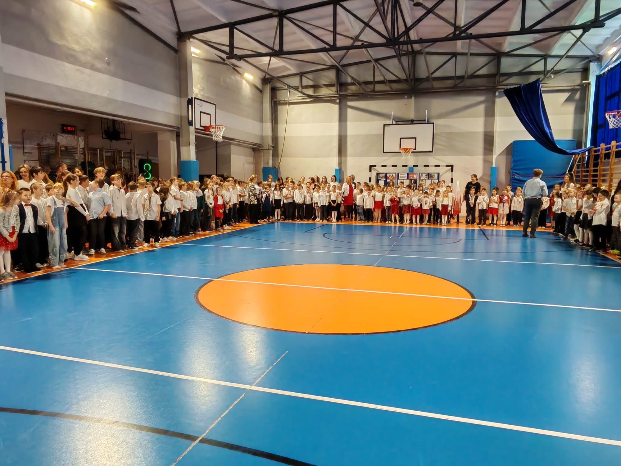 Nasza szkoła wzięła udział w ogólnopolskiej akcji „Szkoła do hymnu”! 