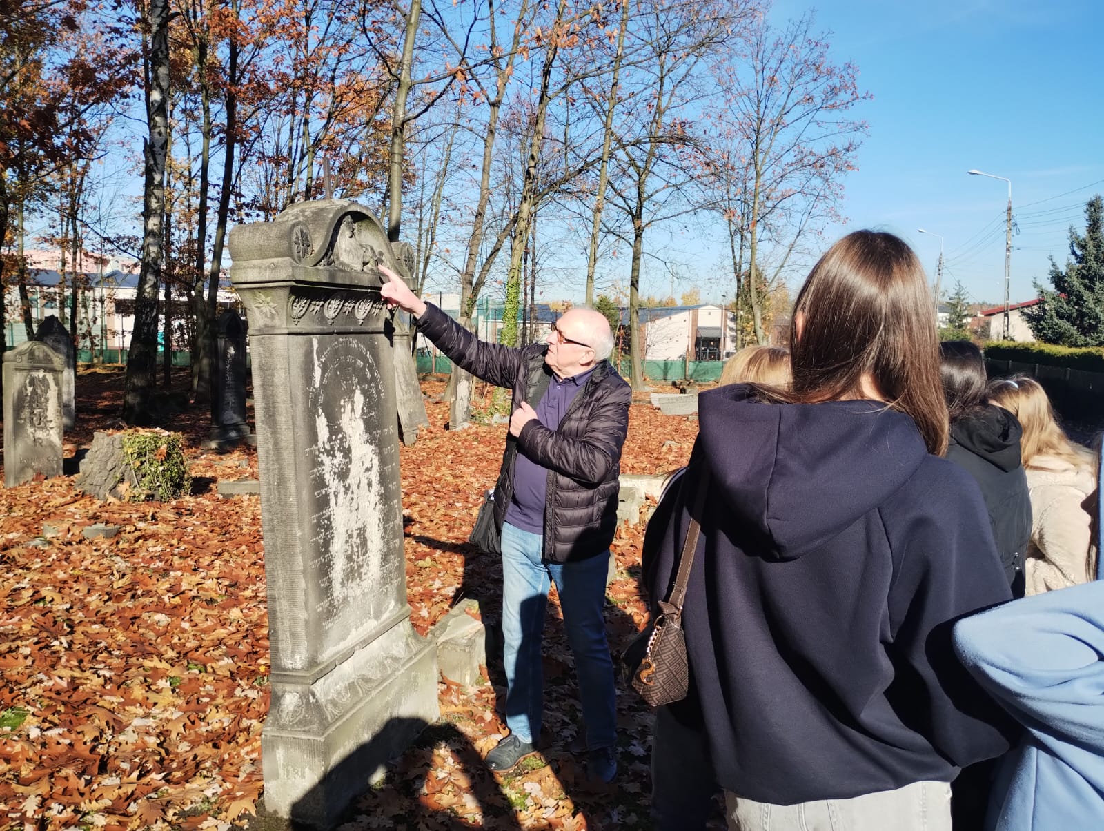 Klasa 8a odwiedziła cmentarz żydowski w Żorach