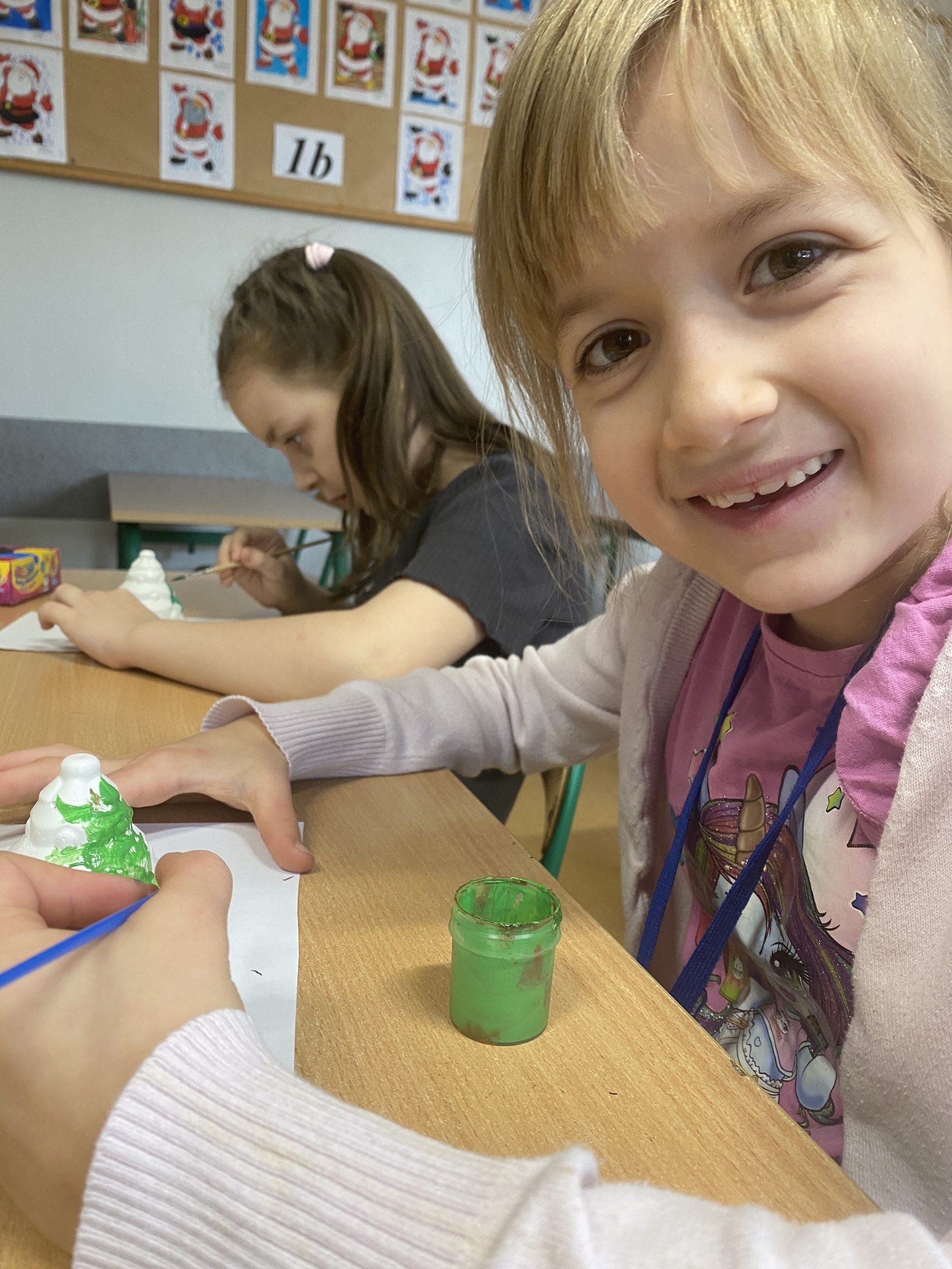 Uczniowie klasy 1a podczas wykonywania ozdób świątecznych.