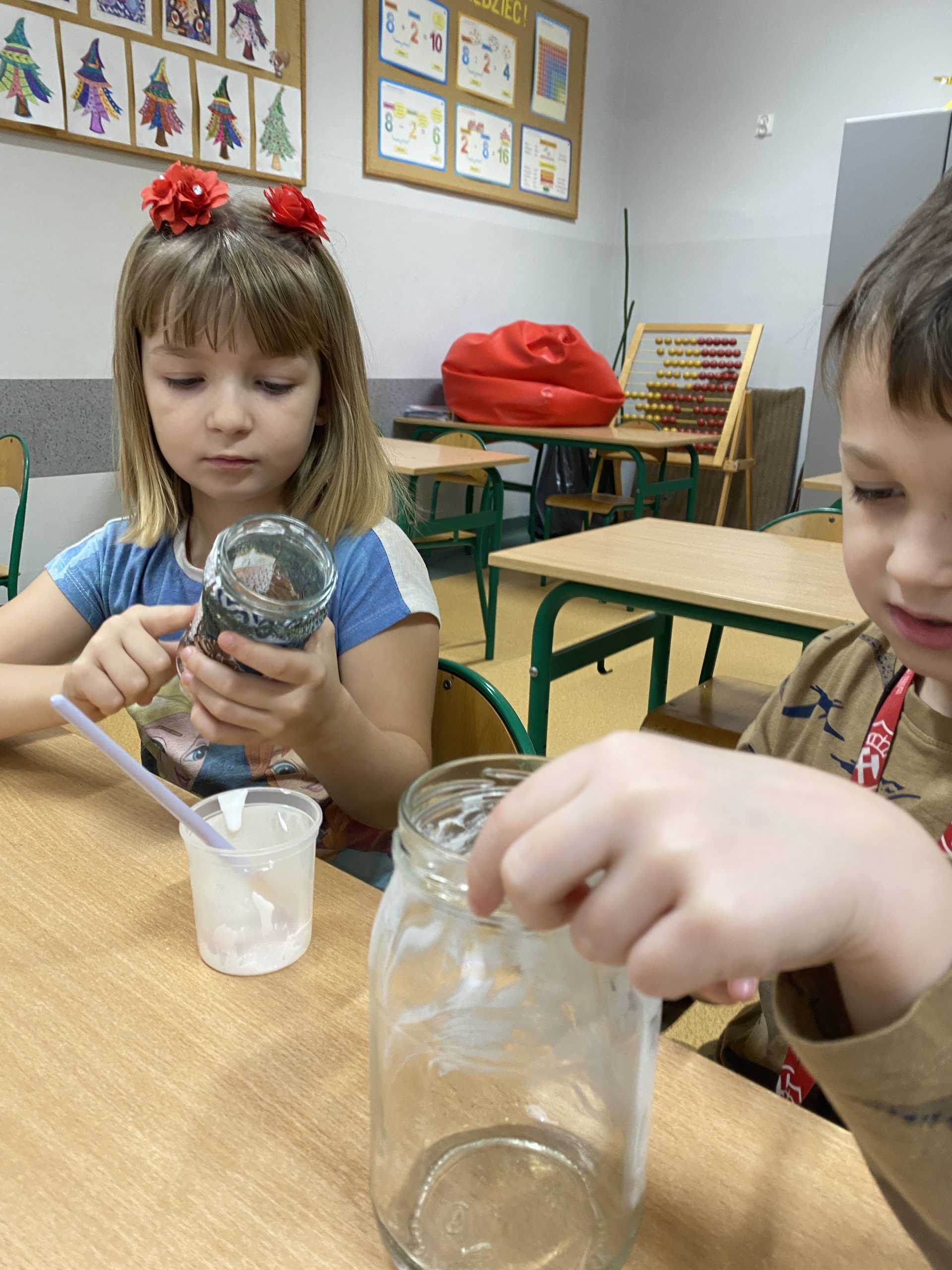 Uczniowie klasy 1a podczas wykonywania ozdób świątecznych.