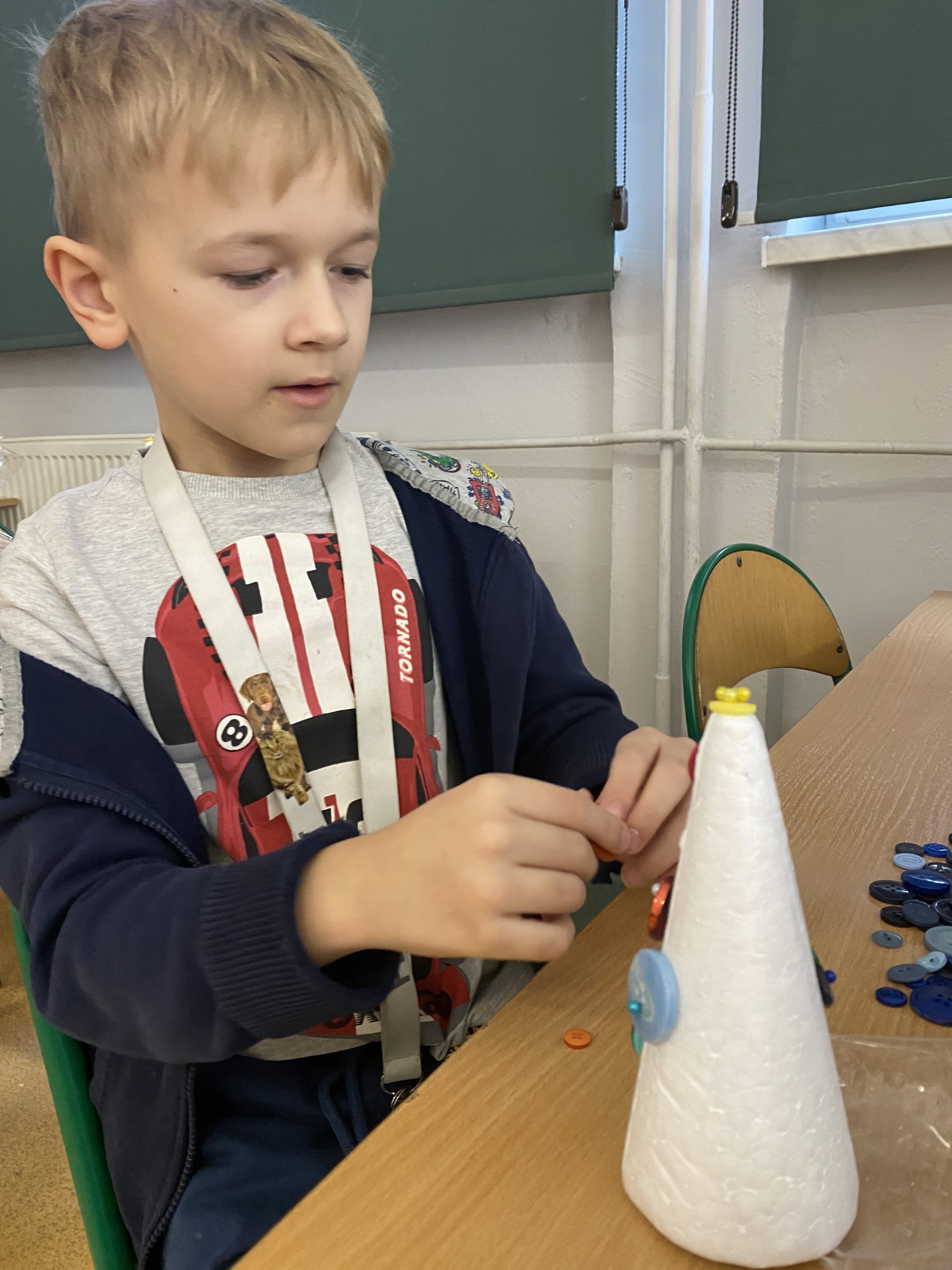 Uczniowie klasy 1a podczas wykonywania ozdób świątecznych.