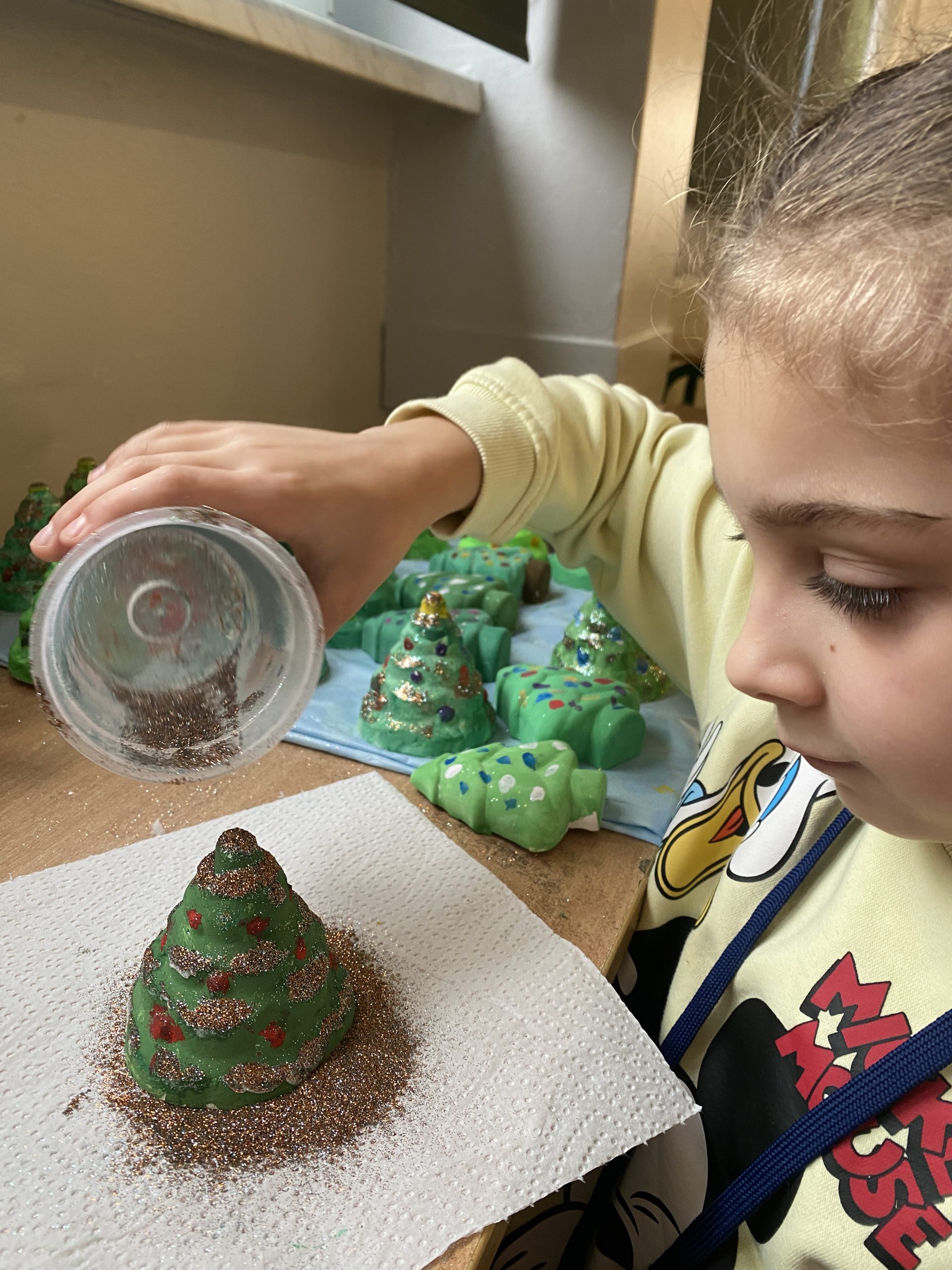 Uczniowie klasy 1a podczas wykonywania ozdób świątecznych.