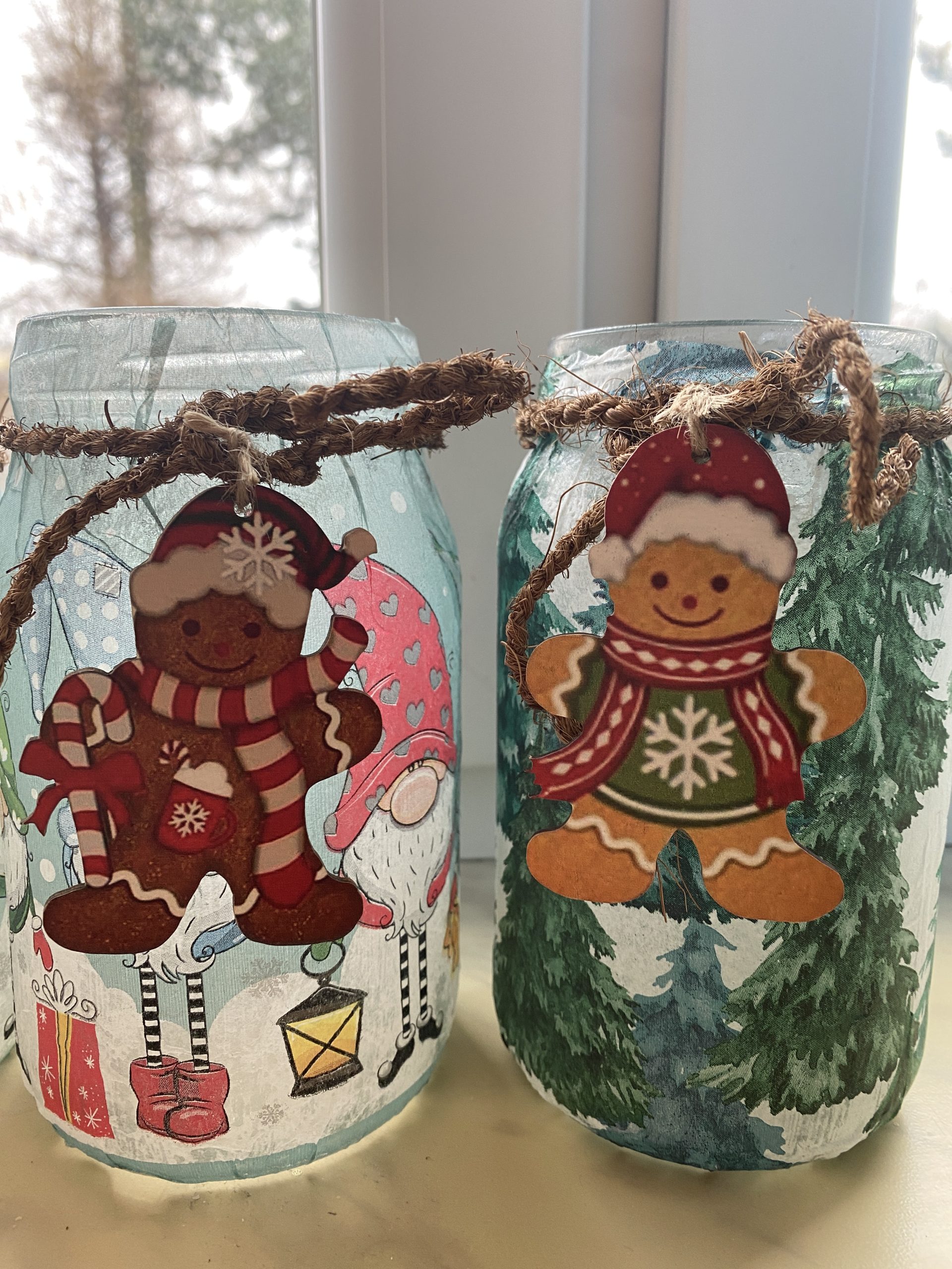 Uczniowie klasy 1a podczas wykonywania ozdób świątecznych.