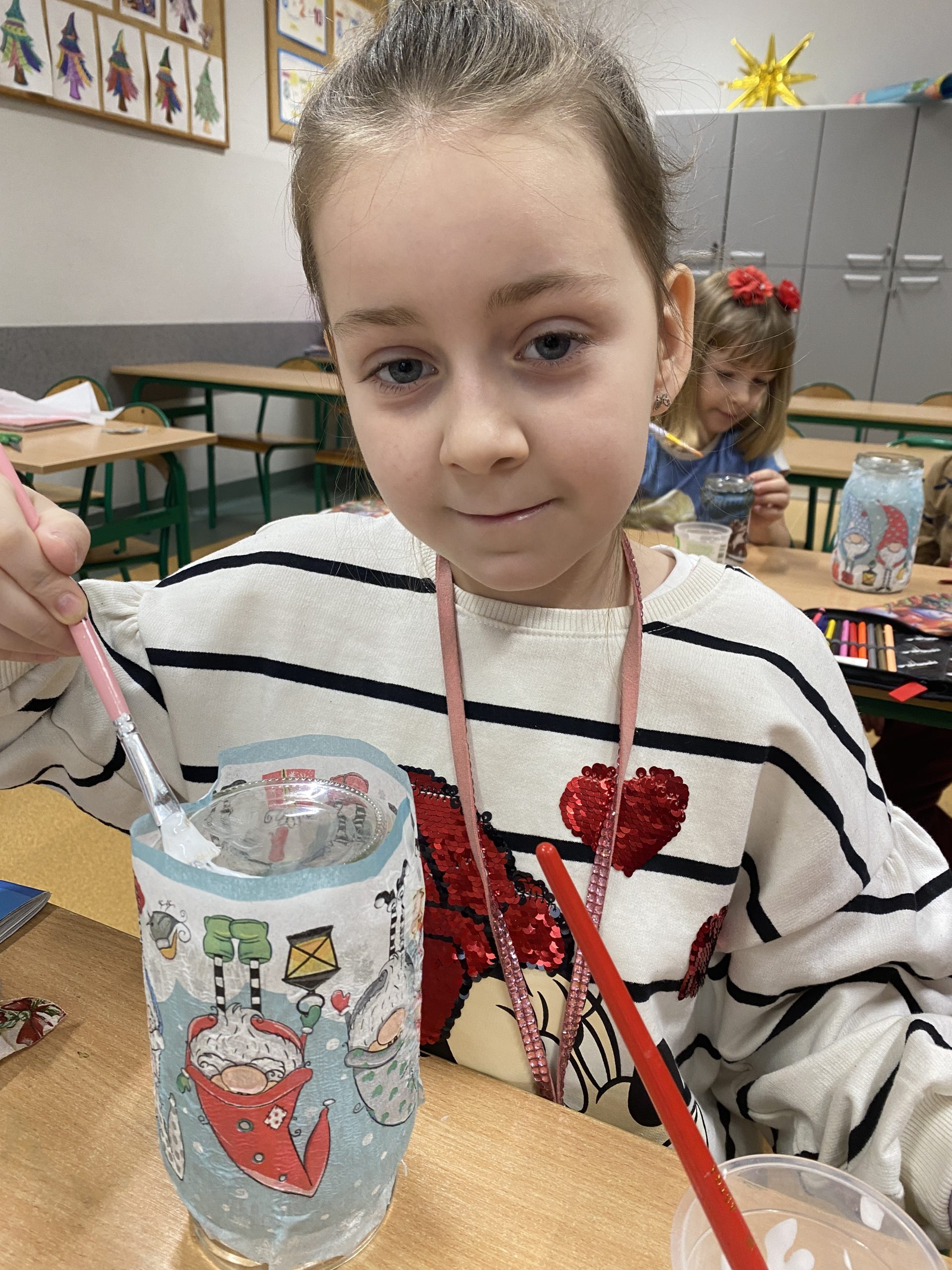 Uczniowie klasy 1a podczas wykonywania ozdób świątecznych.