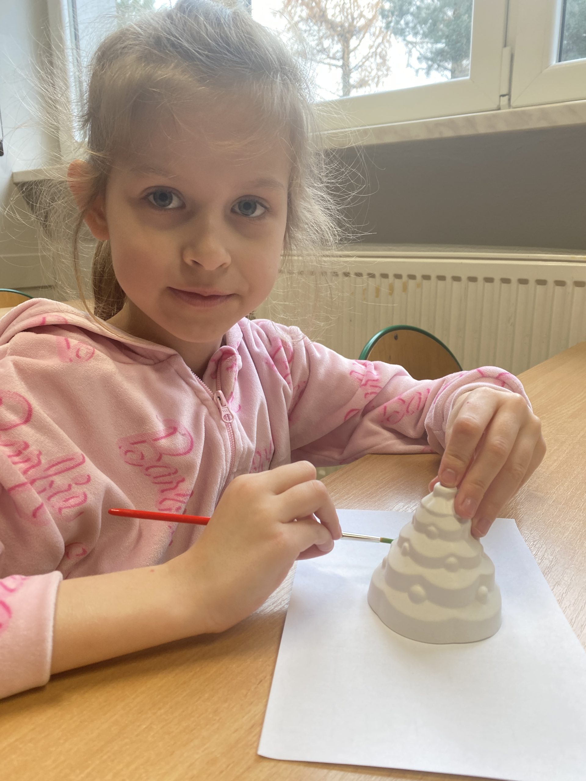 Uczniowie klasy 1a podczas wykonywania ozdób świątecznych.