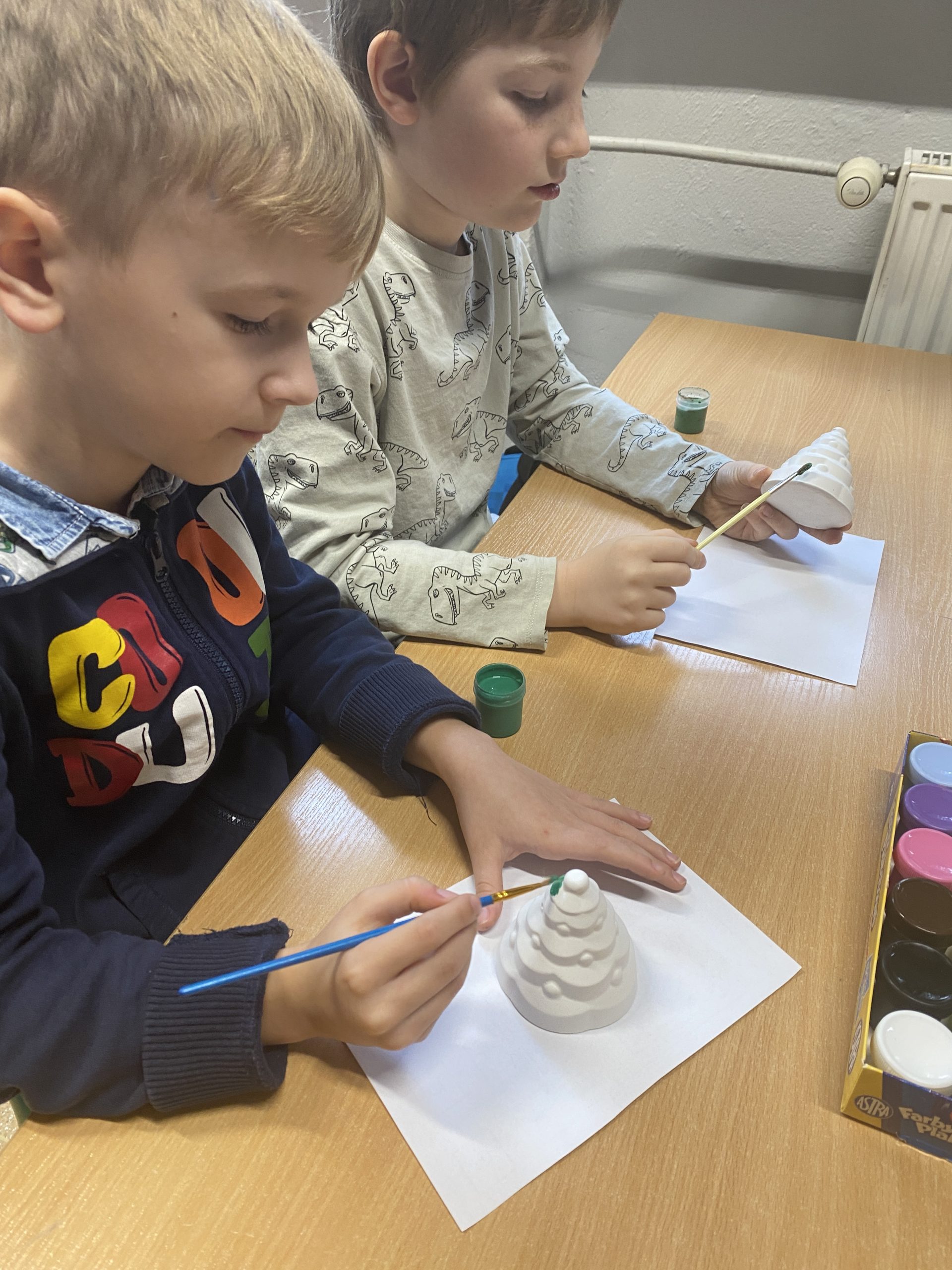 Uczniowie klasy 1a podczas wykonywania ozdób świątecznych.