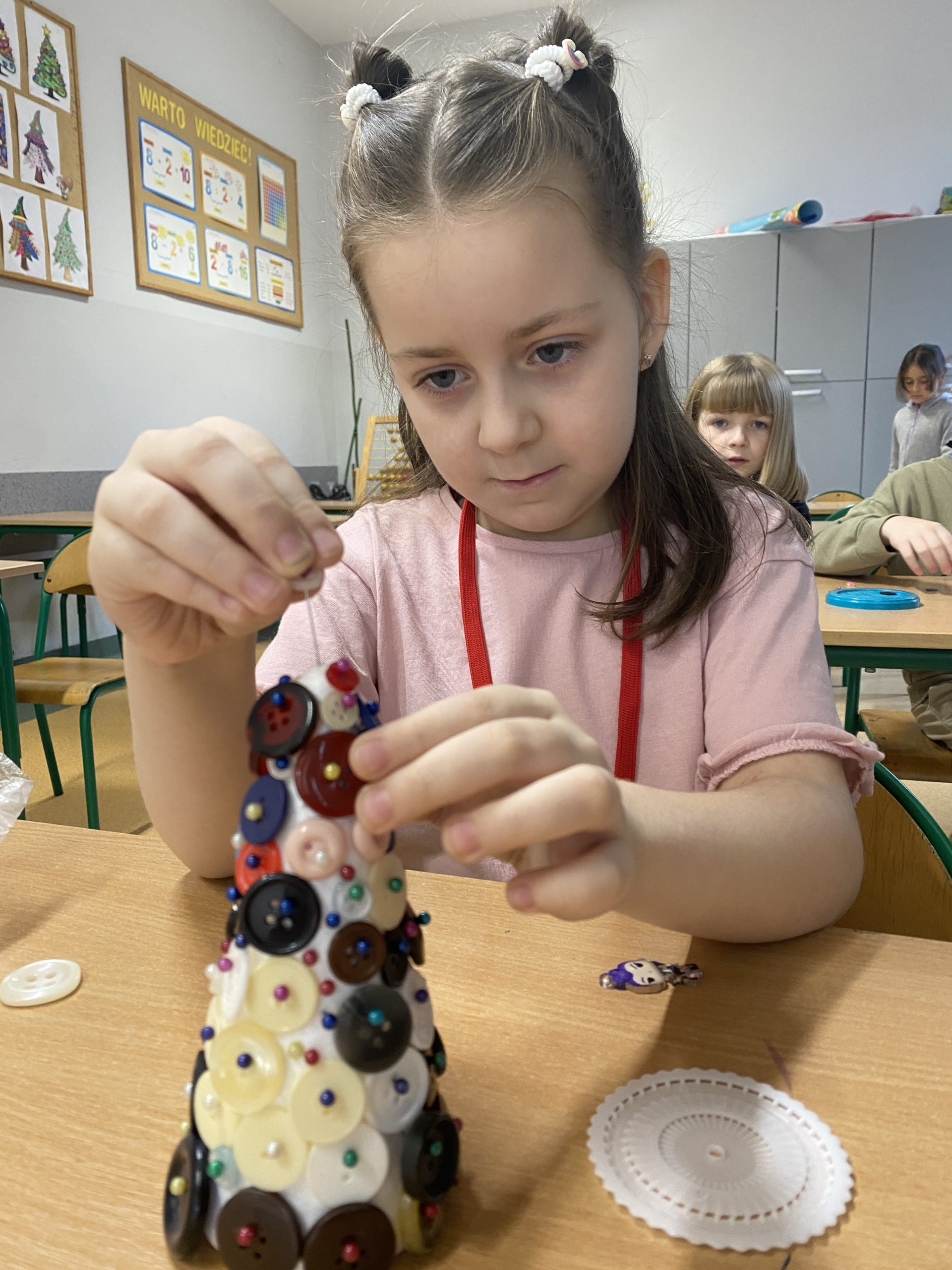 Uczniowie klasy 1a podczas wykonywania ozdób świątecznych.