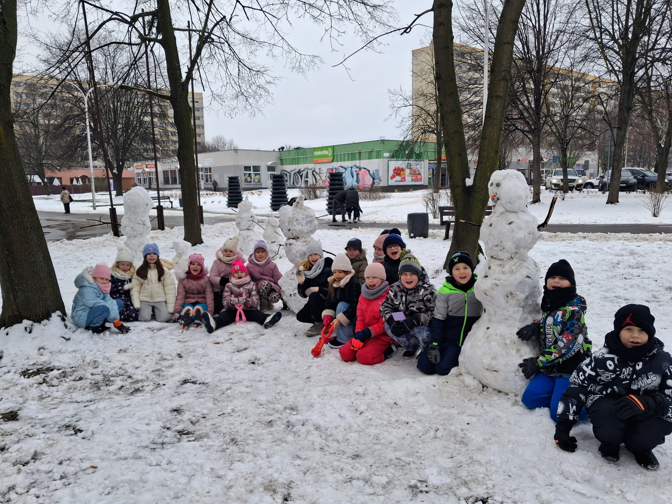 Klasa 2a podczas zabaw na śniegu.