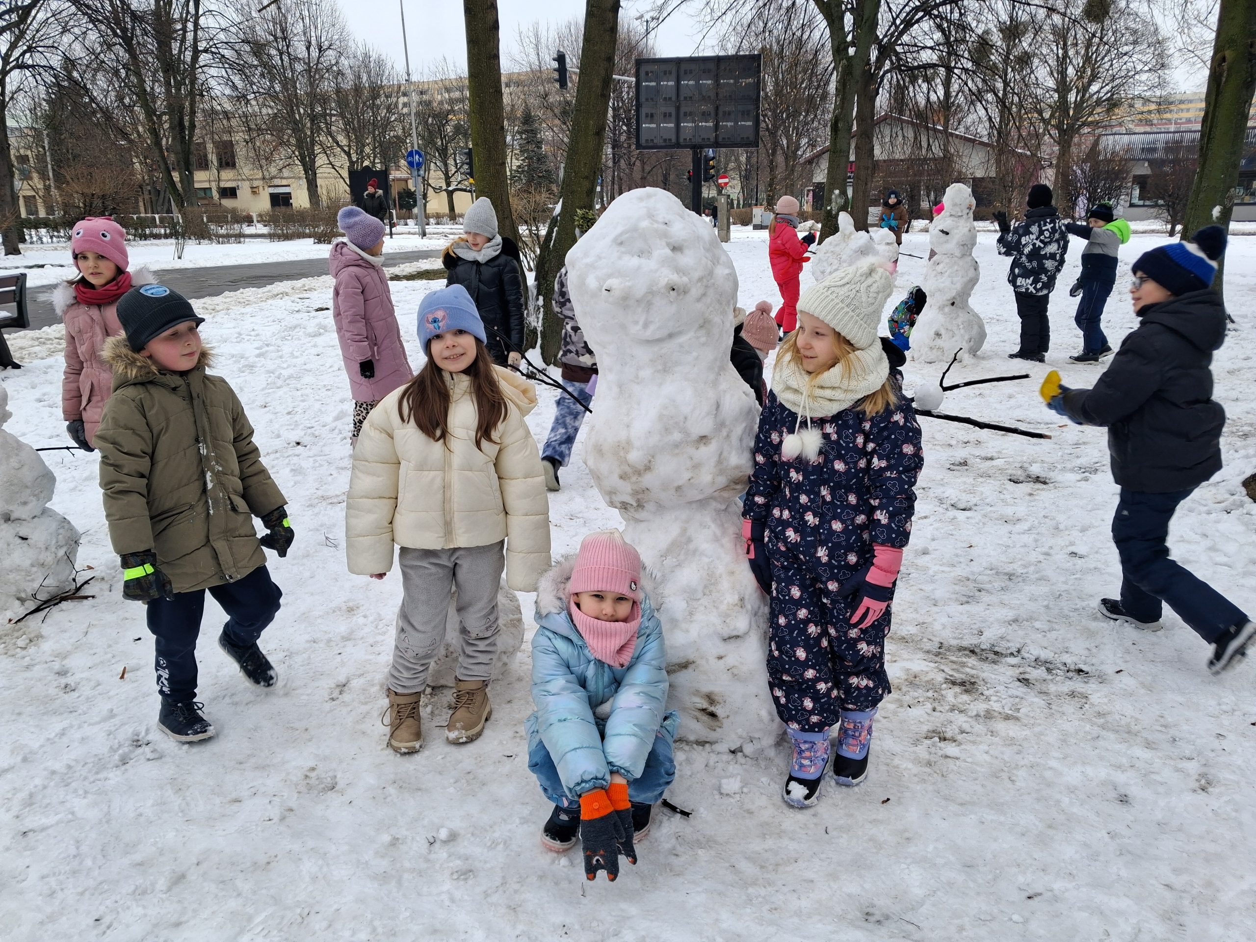Klasa 2a podczas zabaw na śniegu.