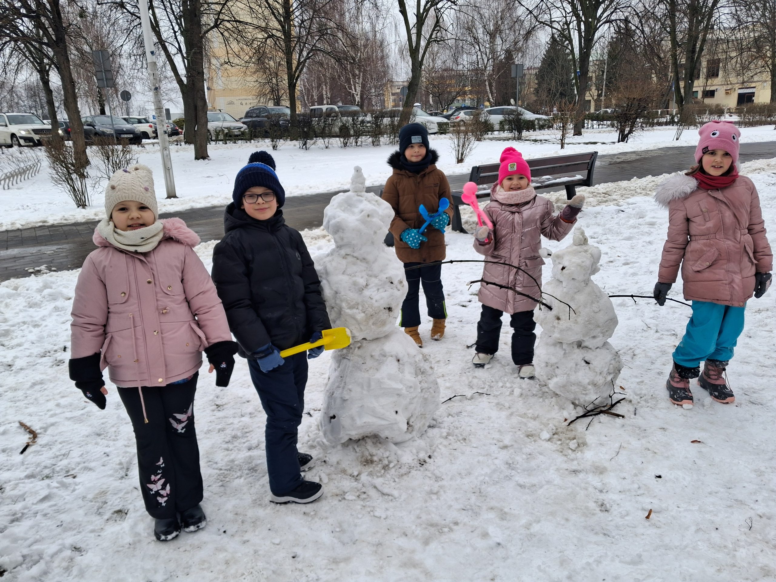 Klasa 2a podczas zabaw na śniegu.
