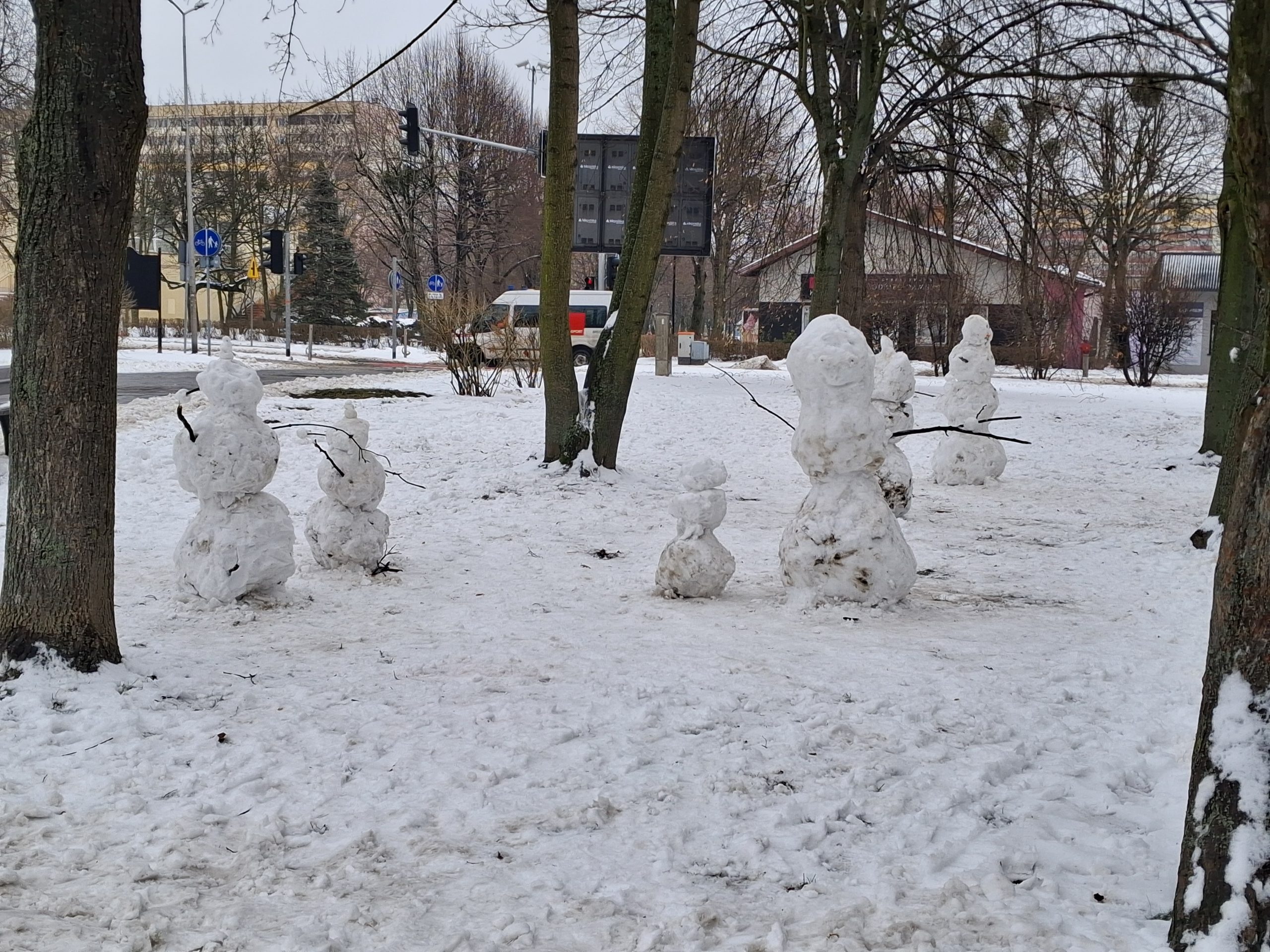 Klasa 2a podczas zabaw na śniegu.
