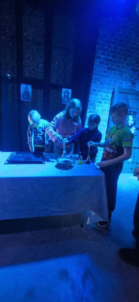 Wycieczka klas 4 do Bajki Kleksa.