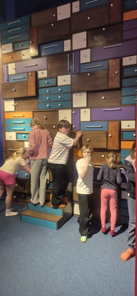 Wycieczka klas 4 do Bajki Kleksa.