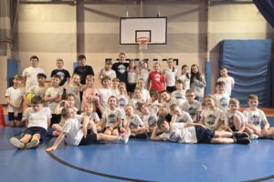 Uczniowie i uczennice w trakcie zajęć sportowych.