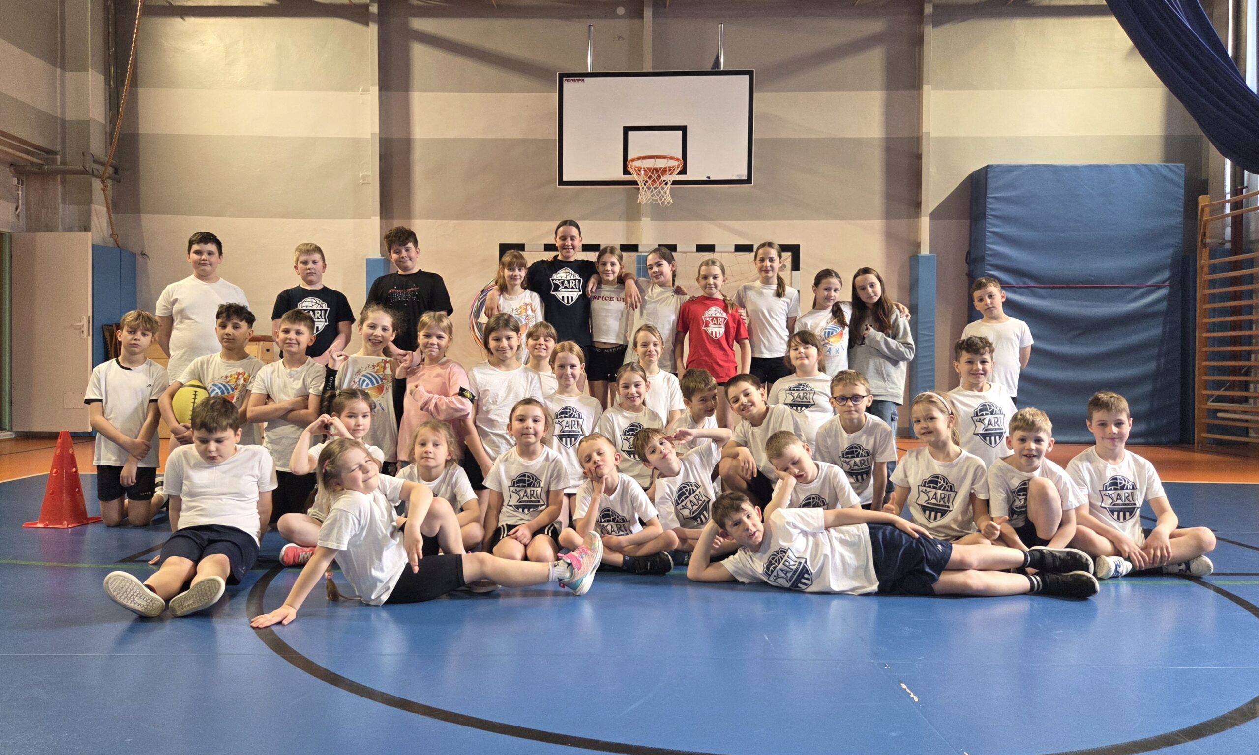 Uczniowie i uczennice w trakcie zajęć sportowych.