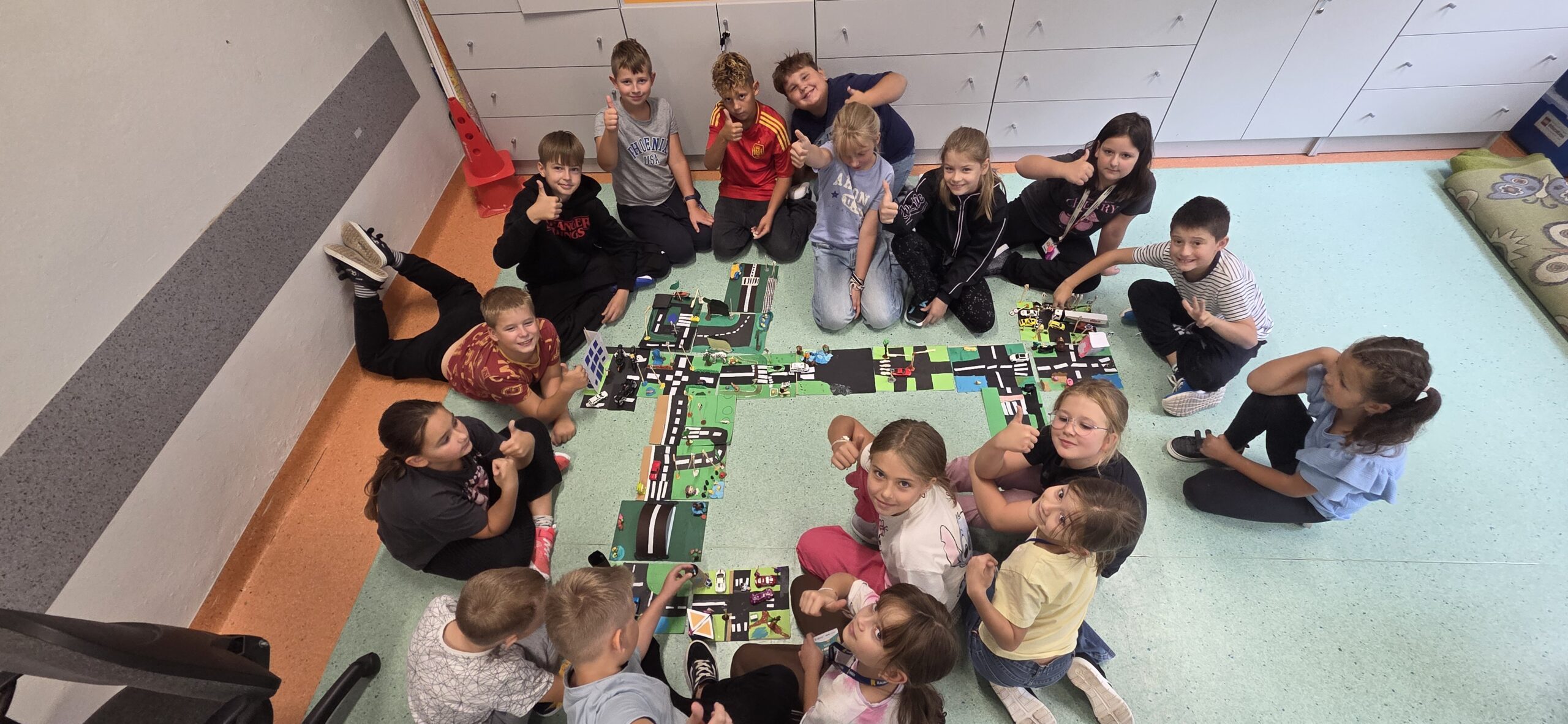 Bezpieczeństwo na drodze – lekcja w klasie 3b 🚦🚸